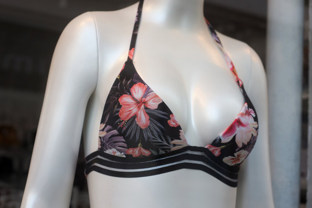 印花比基尼上的人体模特在时装店的陈列室为女性图片下载