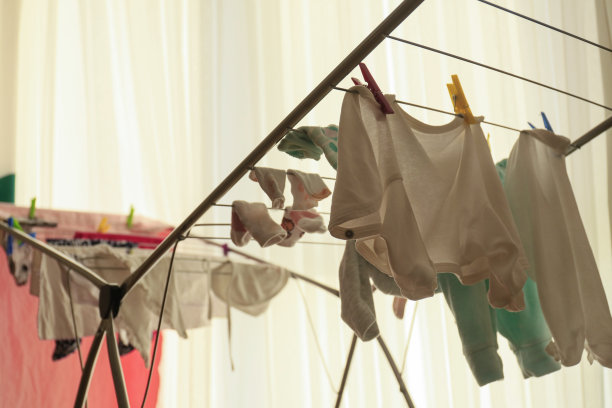 晾在家里衣架上的衣服图片下载