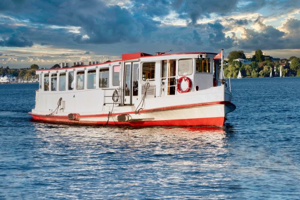 奥尔斯特湖上的奥尔斯特汽船图片下载