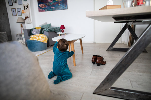 蹒跚学步的孩子试图站起来图片下载