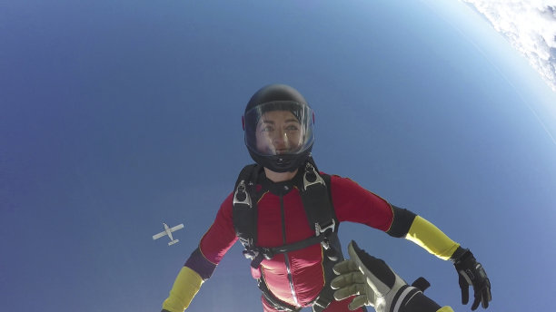 女跳伞运动员从晴朗的天空坠落，空中飞行图片下载