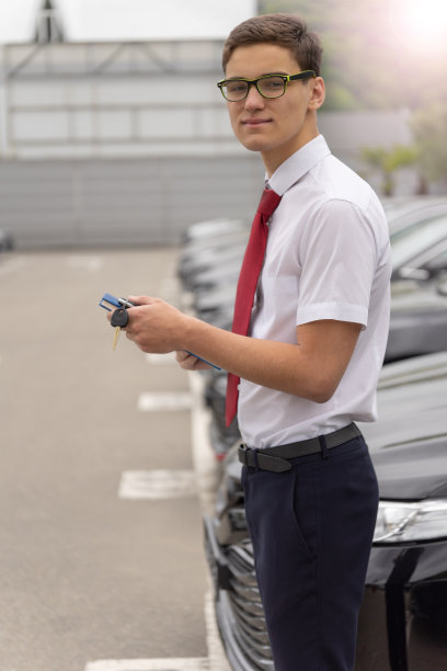 销售经理形象，汽车经销商代表。卖的概念，租的车。图片下载