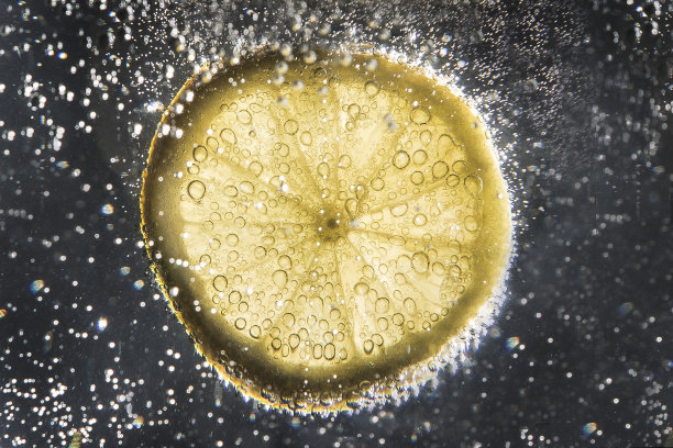 苏打水里的柠檬有气泡图片下载