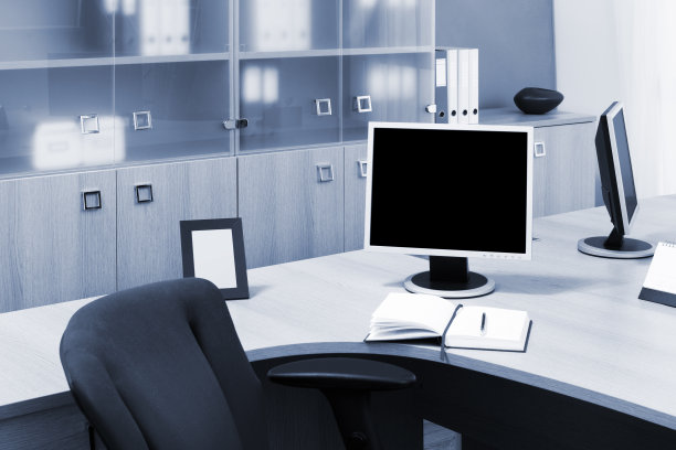 现代办公室桌子上的监视器图片下载