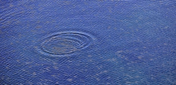 同心圆在蓝色的湖水图片下载