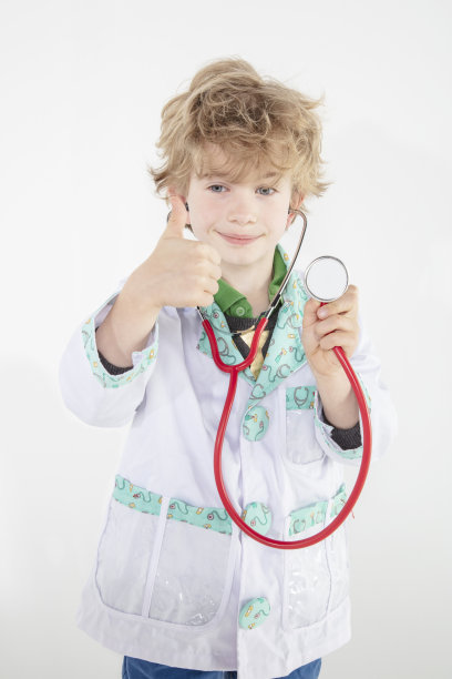 忙碌的年轻医生竖起大拇指，象征好运图片下载