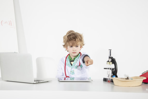 忙碌的年轻医生对你指手画脚图片下载