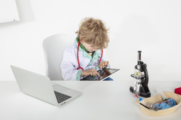 年轻医生使用片剂，一种在线医学的创新图片下载