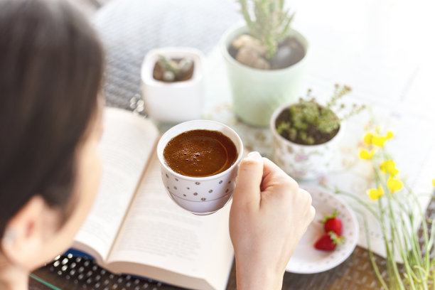 在家里看书喝咖啡，温暖舒适。因为冠状病毒的爆发，在隔离家中度过了美好的时光。图片下载