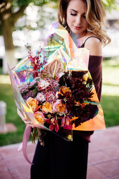 可爱的女人拿着花束图片下载