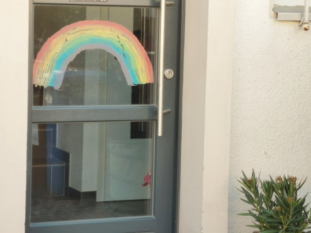 2020年春天，2019冠状病毒病全球大流行期间，德国门口的彩虹画象征着希望图片下载