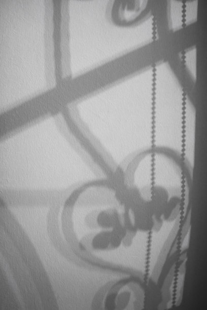 影子在墙壁上。图片下载