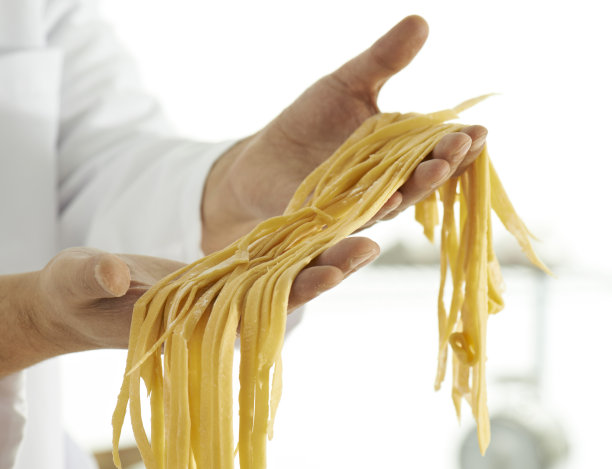 准备自制的意大利面图片下载