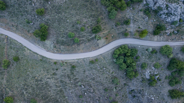 汽车行驶在山间和森林道路上的秋天景观。旅行和旅行概念无人机照片图片下载
