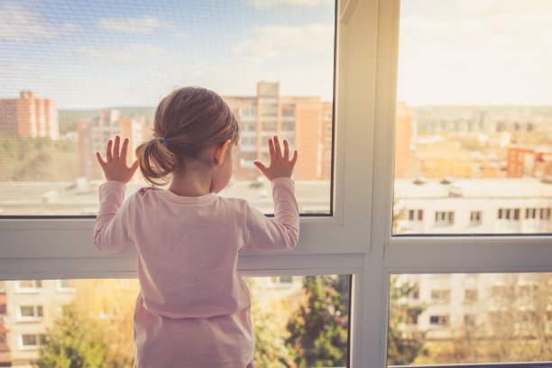 小女孩望着窗外图片下载