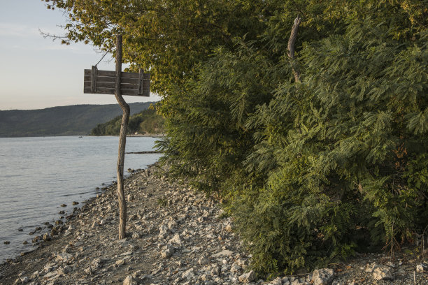 林地风景自然环境空间岩石水库岸线与乡村标志临水图片下载