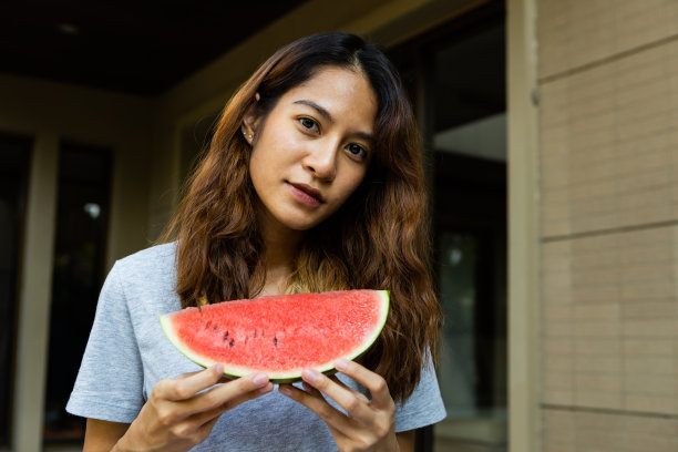 女人和西瓜图片下载