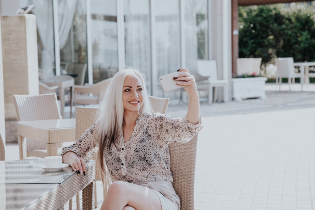 一个女孩用手机给自己拍照图片下载