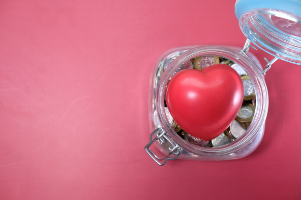 俯视图心形符号和硬币在罐子上的桌子图片下载