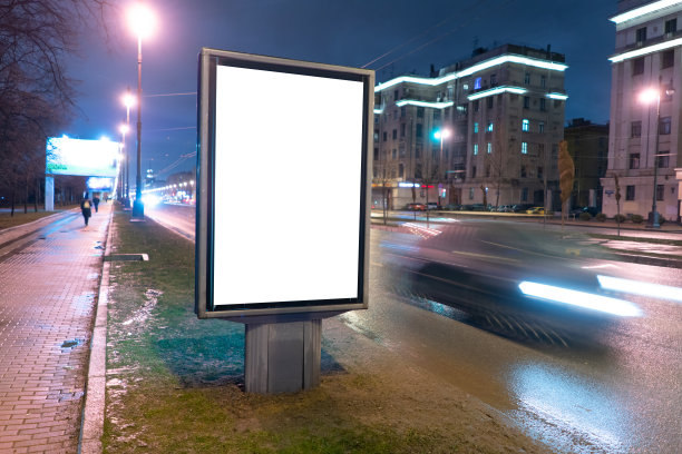 晚上路边的垂直广告牌图片下载