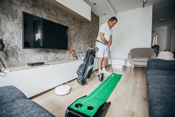 老人在客厅打迷你高尔夫图片下载