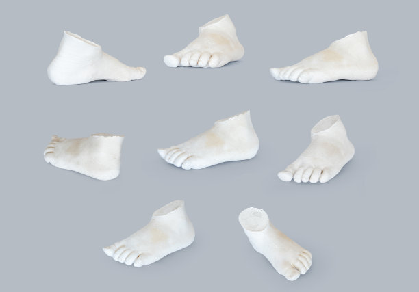 石膏脚在灰色背景。孤立。图片下载