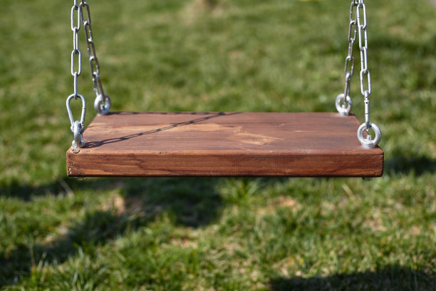 操场上的木秋千。图片下载