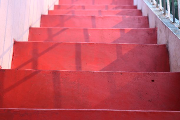 家楼梯也叫台阶，是红色的，阳光落在上面图片下载