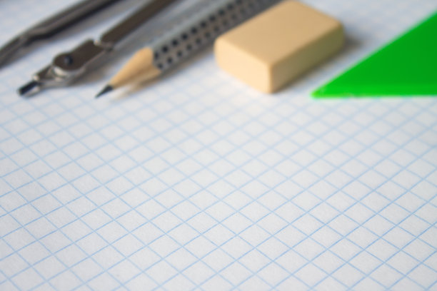 学习用品:指南针、橡皮、尺子和一张白板上的简单铅笔图片下载