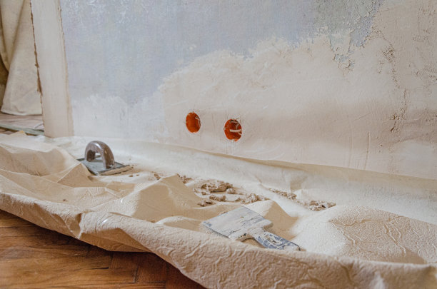 在公寓里修理。套接字。油灰刀。墙纸。图片下载