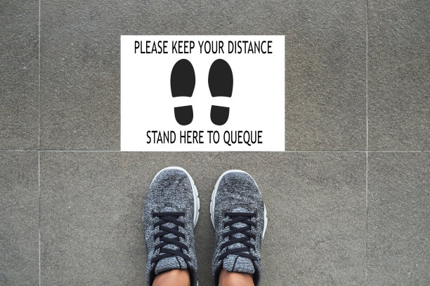 在超市结账时保持安全距离图片下载