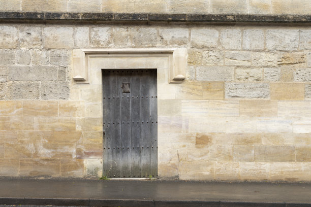 牛津墙上的一扇旧门图片下载