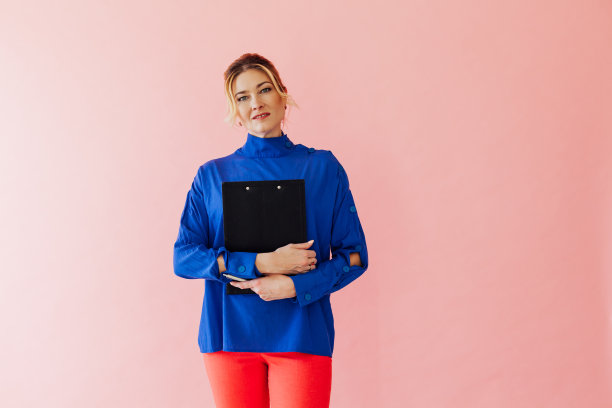 拿着文件夹装文件的漂亮女商人图片下载