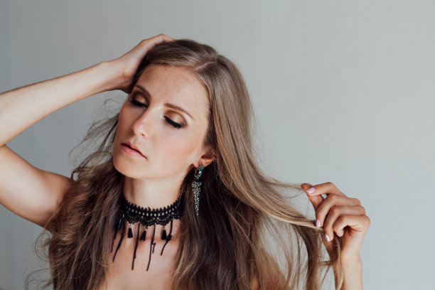 白背景上画着蓝眼睛的金发女孩图片下载