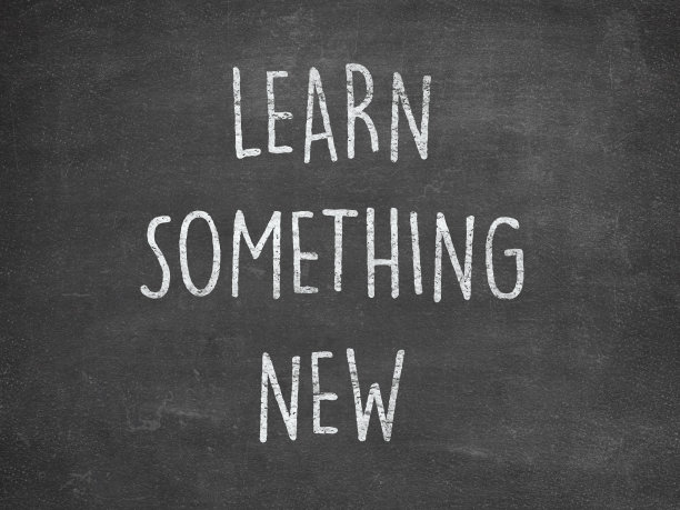 学习SOMETHİNG新的，手写的字母在黑板上报价。图片下载