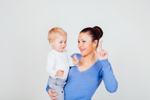 妈妈和小男孩玩手指游戏图片下载