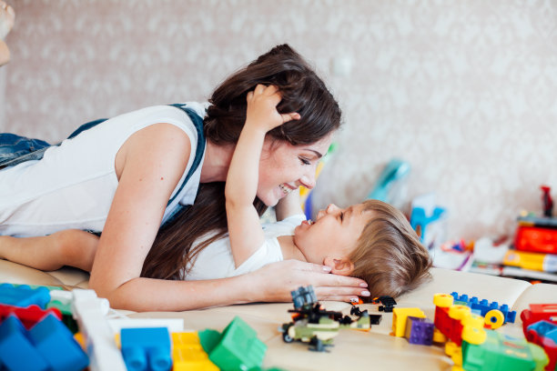 妈妈和一个小男孩玩，爱吻笑图片下载