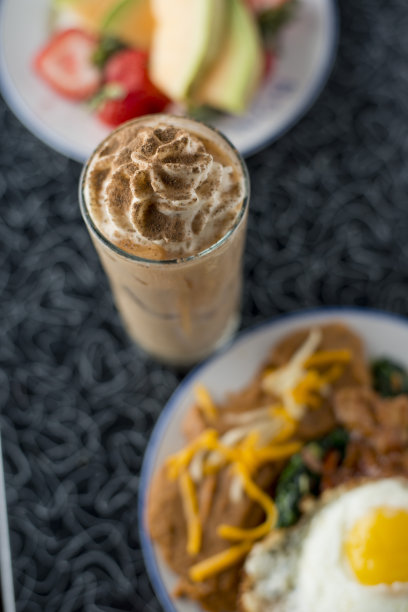 巧克力奶昔配上自制的鲜奶油、巧克力屑和可可粉。图片下载