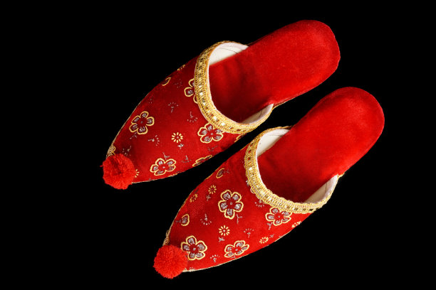 红色土耳其拖鞋，装饰鞋孤立在黑色背景图片下载