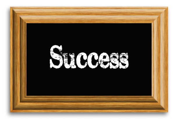 成功的黑板与字在时尚的木框上的灯光背景图片下载