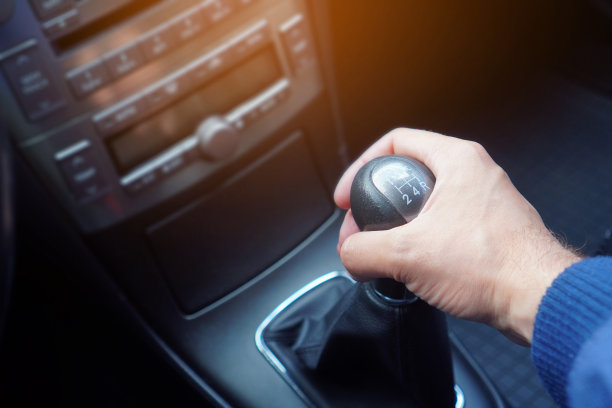 公手放在变速器齿轮选择器上图片下载