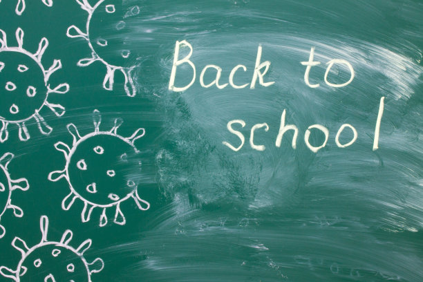 在绿色的黑板上写字——回到学校图片下载