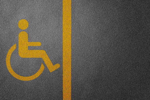 3D插图的停车场限制为残疾人与黄色线模式和背景，纹理交通规则的概念。图片下载