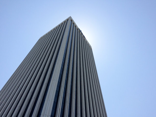 现代摩天大楼和蓝天图片下载