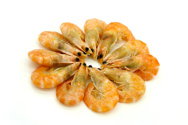 在白色的桌子上围成一圈的熟虾图片下载