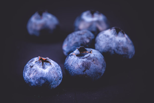 黑色背景上的蓝莓组，选择性聚焦图片下载