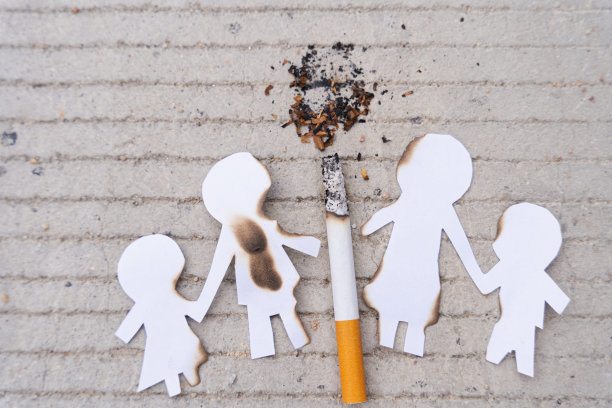 家庭成员被香烟破坏的剪纸。吸烟破坏家庭观念。在世界烟草日戒烟。图片下载