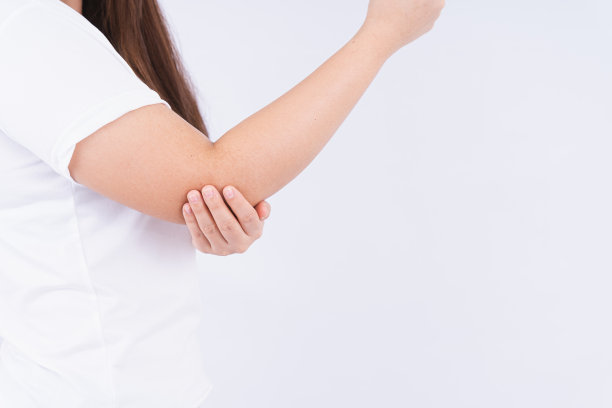 女性触摸急性肘部疼痛在白色背景与复制空间。医疗、保健为广告概念。图片下载
