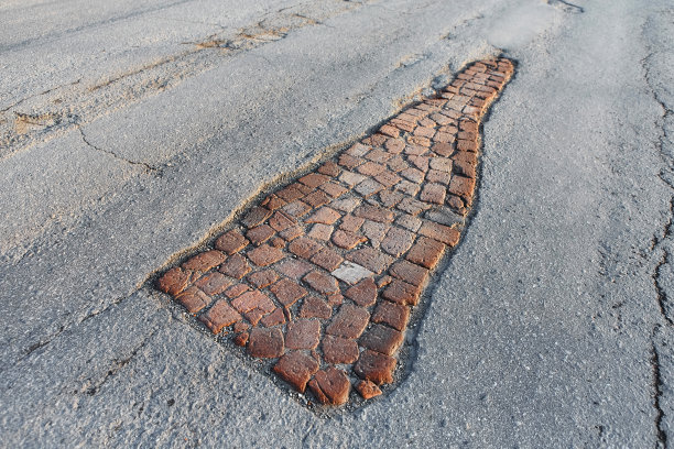 坑路，铺旧砖。生活黑客。图片下载