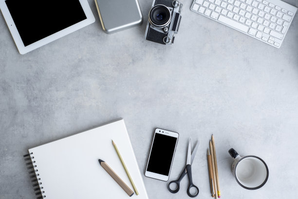 有笔记本电脑，笔记本和铅笔的桌子。图片下载